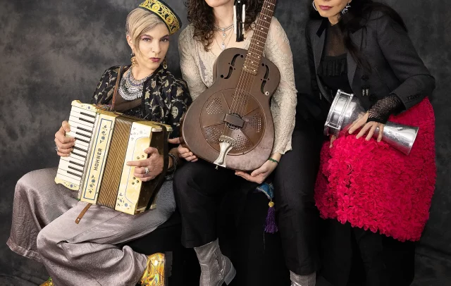 Die Vicky Kristina Barcelona Band - 3 Musikerinnen nit ihren Instrumenten, cool gekleideit auf einem Portraitbild