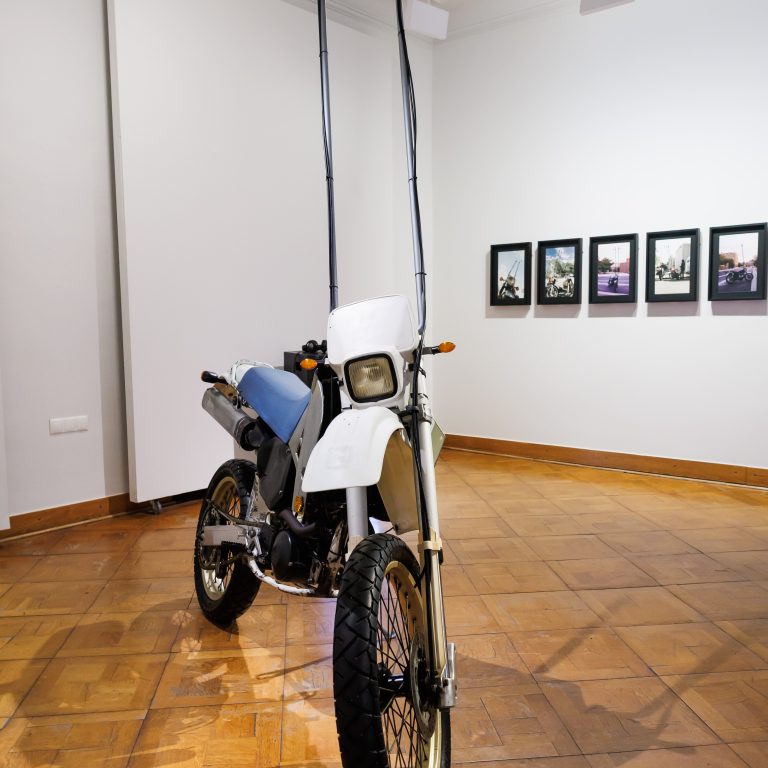 Kunstankäufe des Landes Vorarlberg, Bilder an der Wand und ein Motorrad. Eines von 30 neuen Werken in der Landessammlung