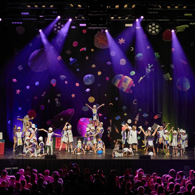 Abschluss-Show des Fest des Kindes der Bregenzer Festspiele, Kinder auf der Bühne, 2025