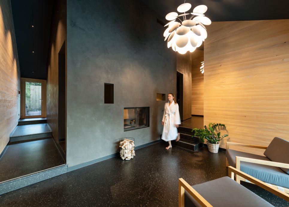 Frau im Wellnessbereich eines Hotels im Bregenzerwald