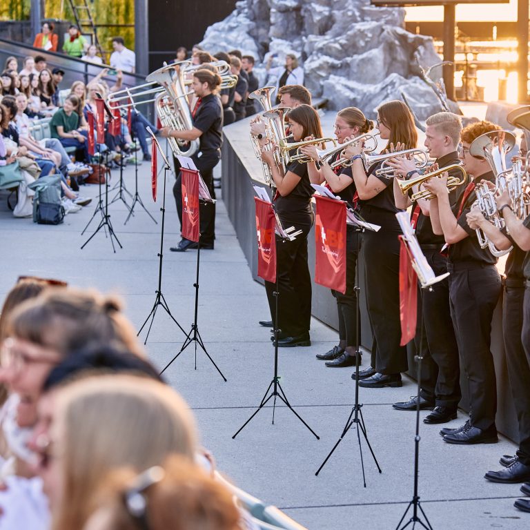 Jugendliche Bläser stehen for der Seetribühne, Beginn der Young Peoples Night der Bregenzer Festspiele 2025