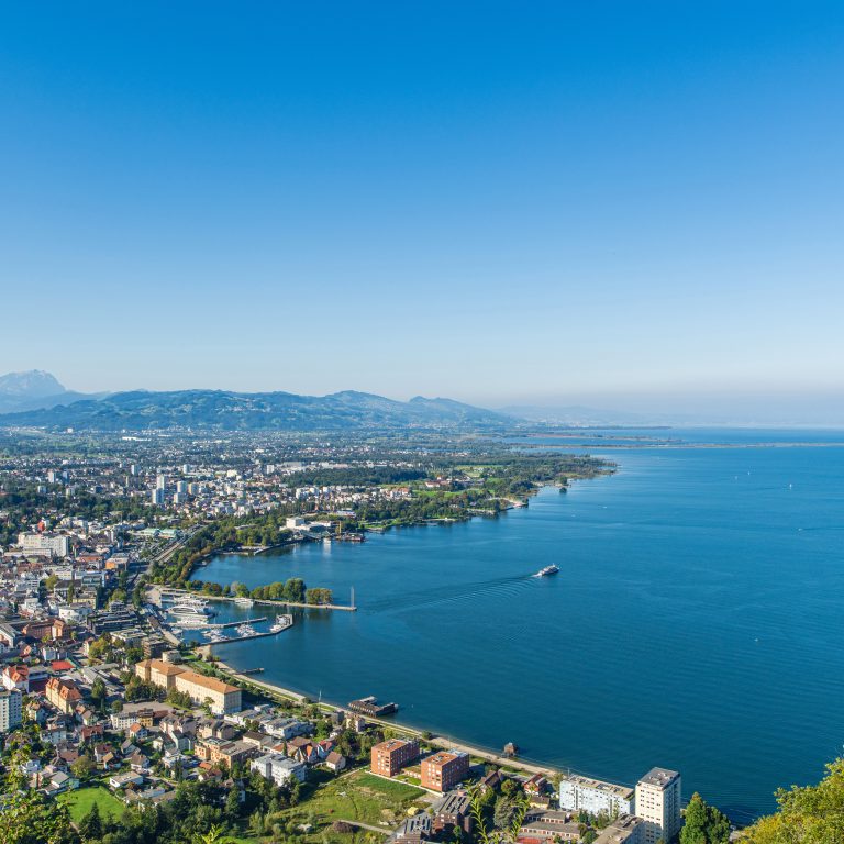 Blick auf die Bregenzer Bucht mit dem blauen Bodensee