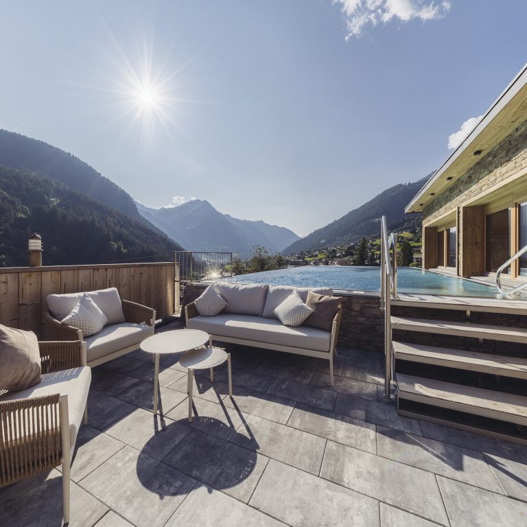 Genusshotel Vermala - Blick auf den Sky Pool mit einmaligem Panoramablick auf die Montafoner Bergwelt