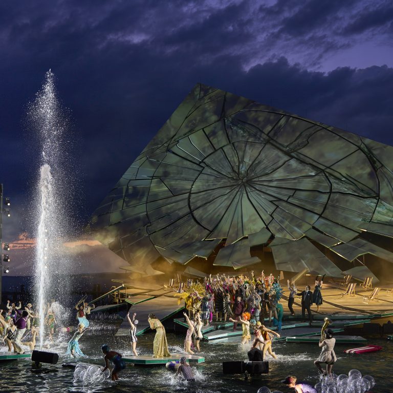 Aufführung von La traviata auf der Seebühne, Bregenzer Festspiele 2026, im Hintergrund der Bodensee und dramatische Wetterstimmung