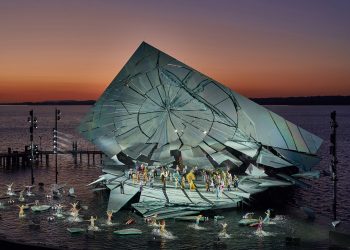 Aufführung von La traviata auf der Seebühne, Bregenzer Festspiele 2026, im Hintergrund der Bodensee mit Sonnenuntergang