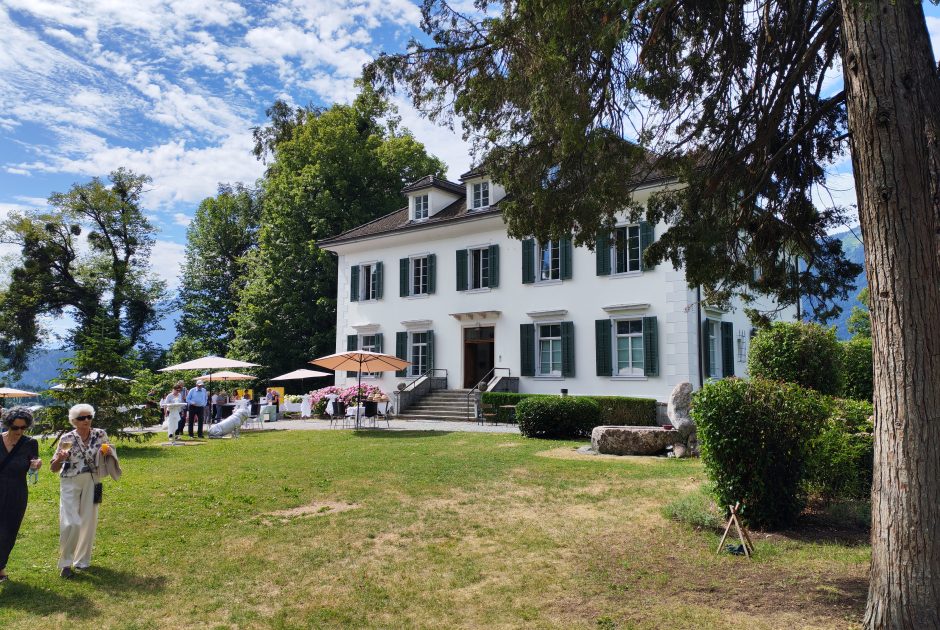Villa Falkenhorst bei einer Veranstaltung bei Schönwetter im Sommer, im Hintergrund Sonnenschirme und die open air Bar