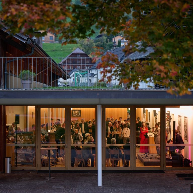 Blick auf das Foyer des Angelika Kauffmann Saales mit Besucher:innen beieiner gerade laufenden Veranstaltung des :alpenarte Festivals