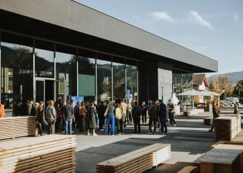 Menschen vor dem Werkraumhaus Andelsbuch anlässlich der Ausstellung Handwerk und Form im Bregenzerwald