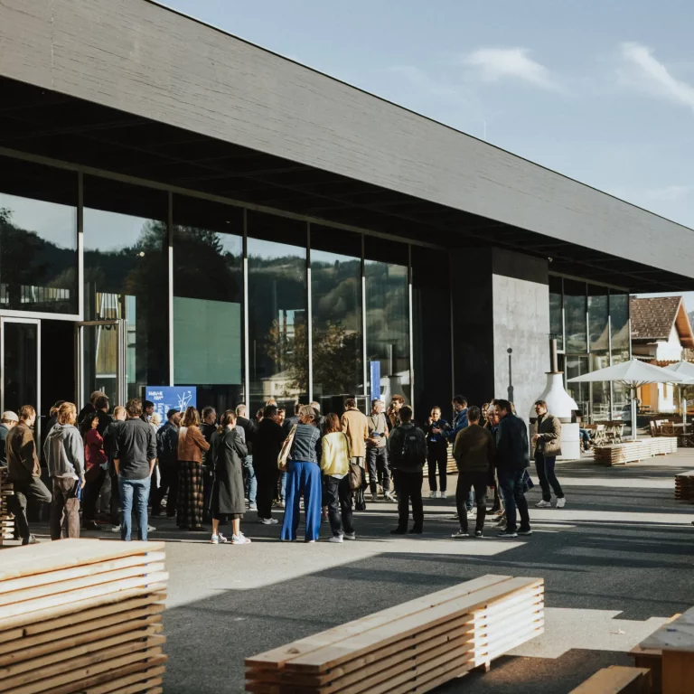 Menschen vor dem Werkraumhaus Andelsbuch anlässlich der Ausstellung Handwerk und Form im Bregenzerwald