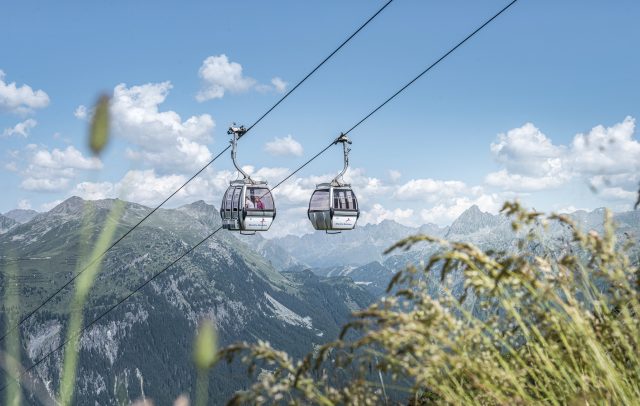 Zwei Gondeln der Versettla Bahn im frühherbstlichen Montafon